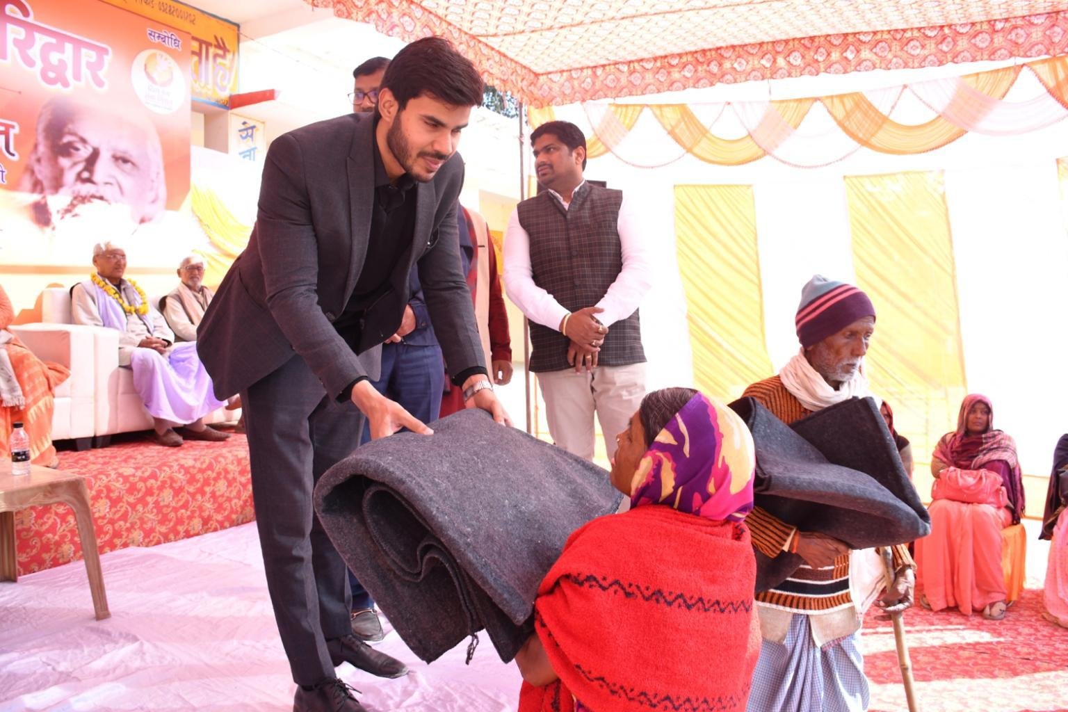 Blanket distribution drive for underserved families